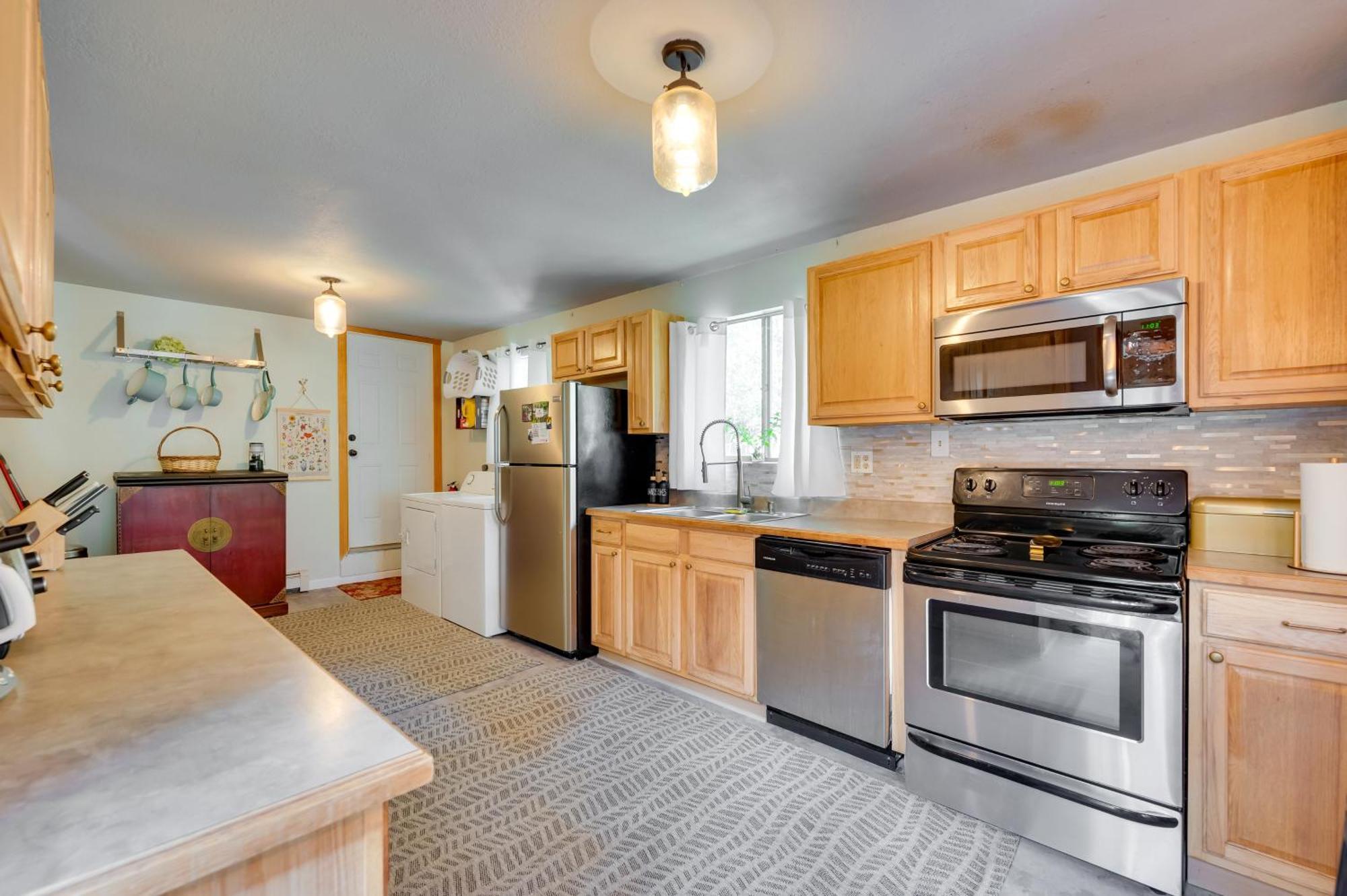 Stunning Golden Home With Deck About 35 Mi To Denver! Exterior photo