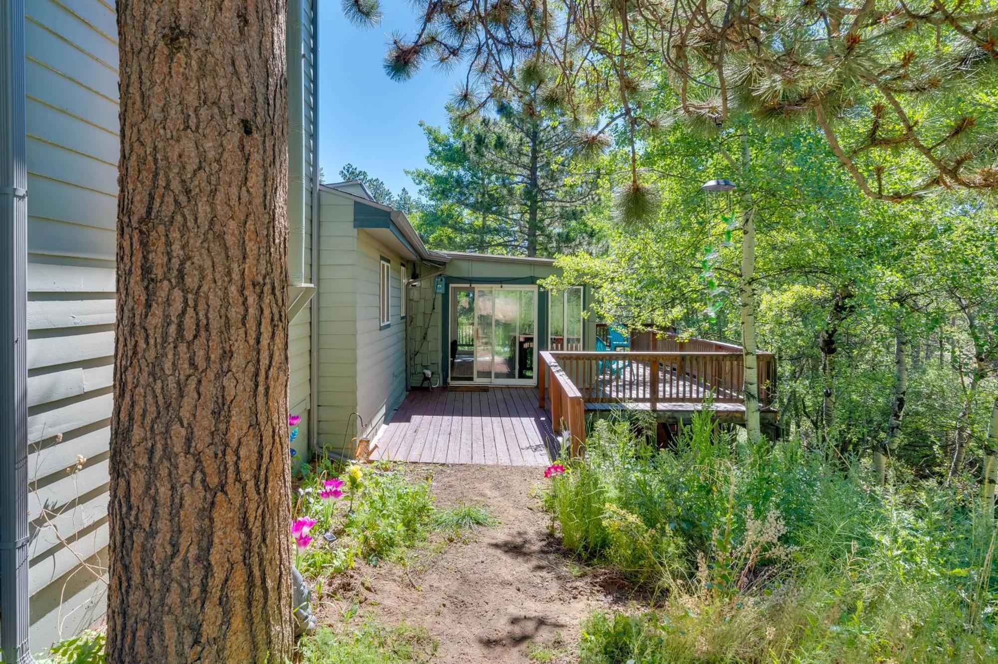 Stunning Golden Home With Deck About 35 Mi To Denver! Exterior photo
