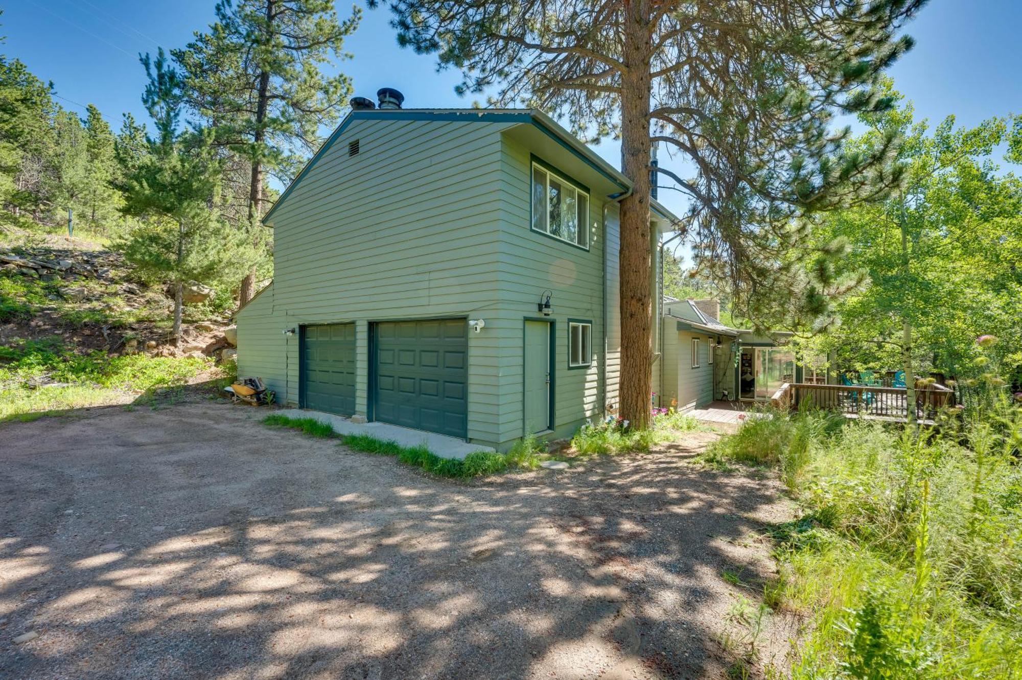 Stunning Golden Home With Deck About 35 Mi To Denver! Exterior photo