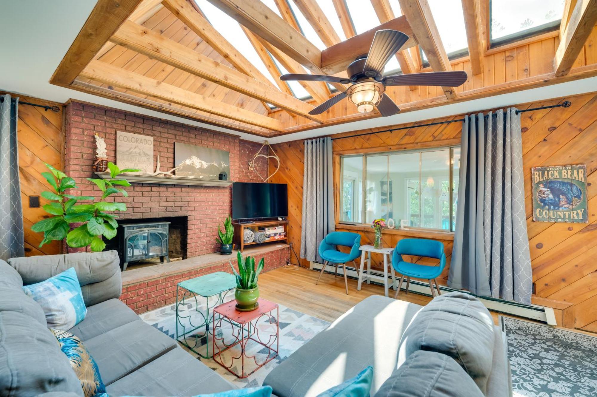 Stunning Golden Home With Deck About 35 Mi To Denver! Exterior photo