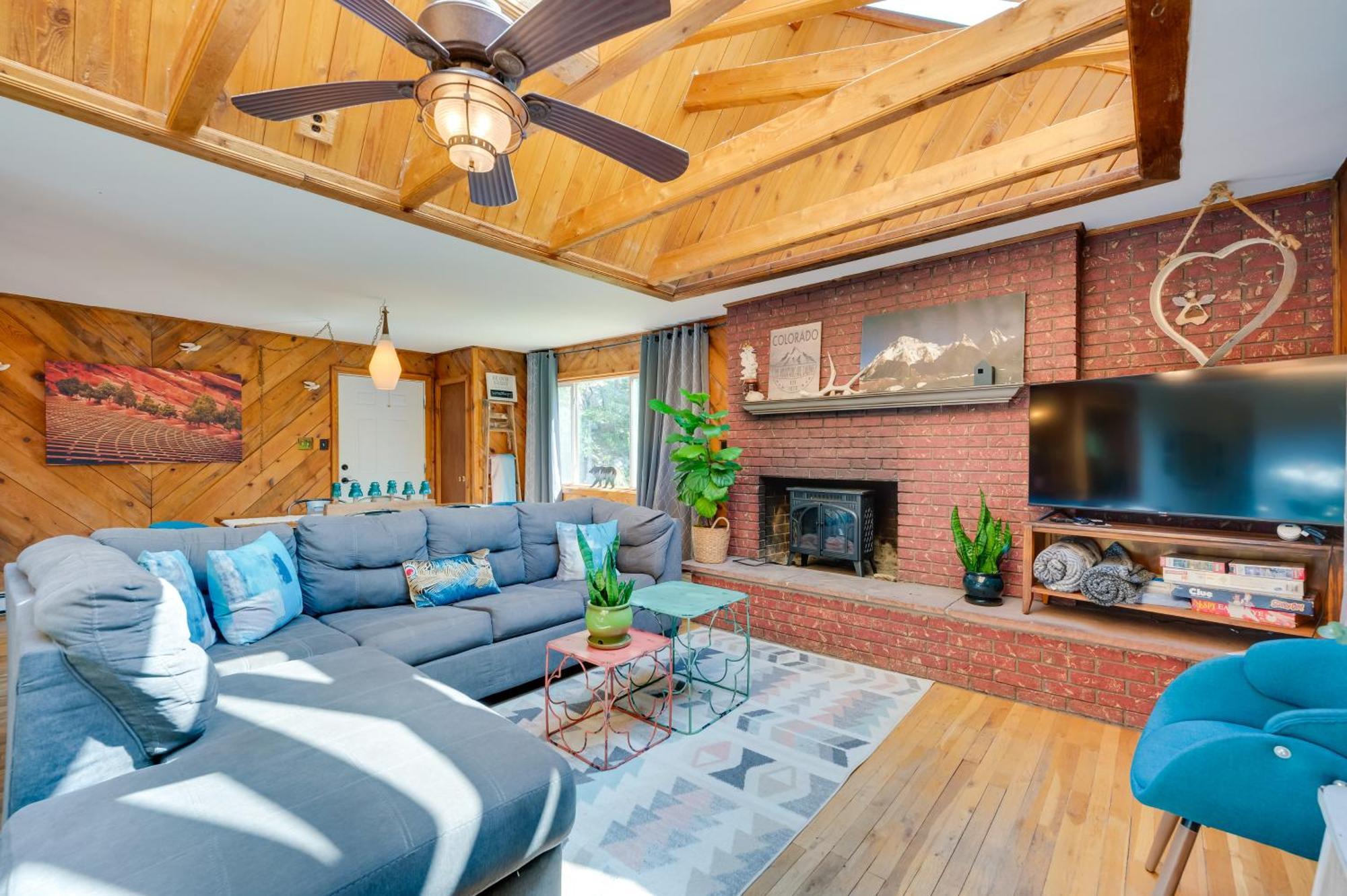Stunning Golden Home With Deck About 35 Mi To Denver! Exterior photo